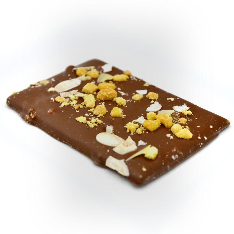 Vollmilchschokolade mit knusprigem Butterstreusel und feinen Mandelsplittern – diagonale Ansicht, handgefertigt in einer Berliner Manufaktur.