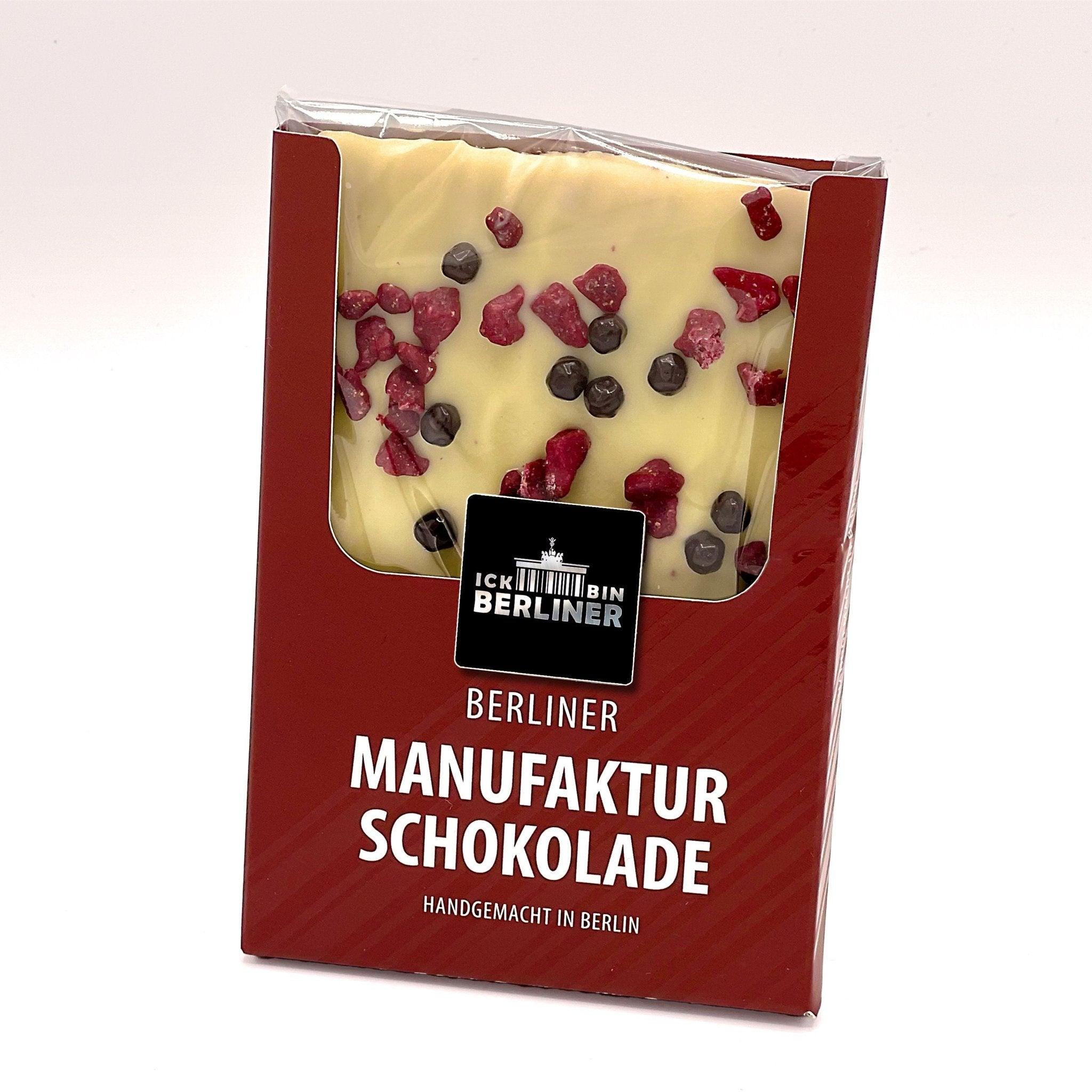 Verpackte weiße Berliner Schokolade mit Himbeeren und Schokokugeln – ein Produkt aus der Reihe „Ick bin Berliner“, handgefertigt in der Hauptstadt.