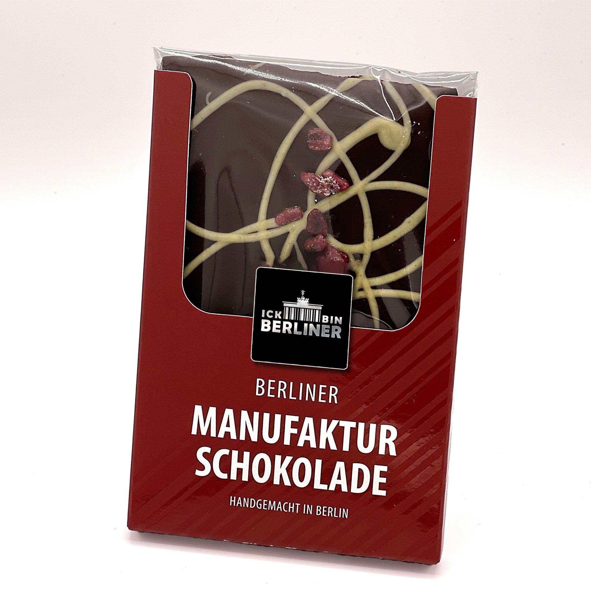 Edle Verpackung der handgefertigten Berliner Zartbitterschokolade mit Kirsche und Minze – stilvoll, regional, hochwertig.