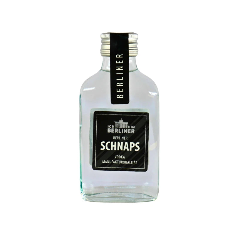 Kompakte Glasflasche mit Berliner Vodka-Schnaps in 0,1 l, schwarzes Etikett mit weißer Aufschrift und Manufakturbranding aus Berlin.
