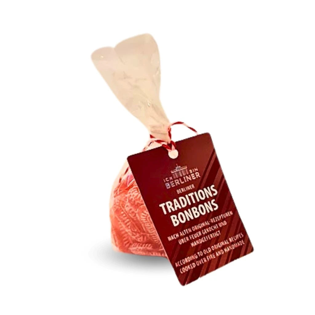Transparenter Beutel mit rotem Band, gefüllt mit roten Bonbons der Sorte „Glühwein“, Etikett mit Aufschrift „ICK BIN BERLINER Traditionsbonbons – nach alter Rezeptur über Feuer gekocht und handgefertigt“.