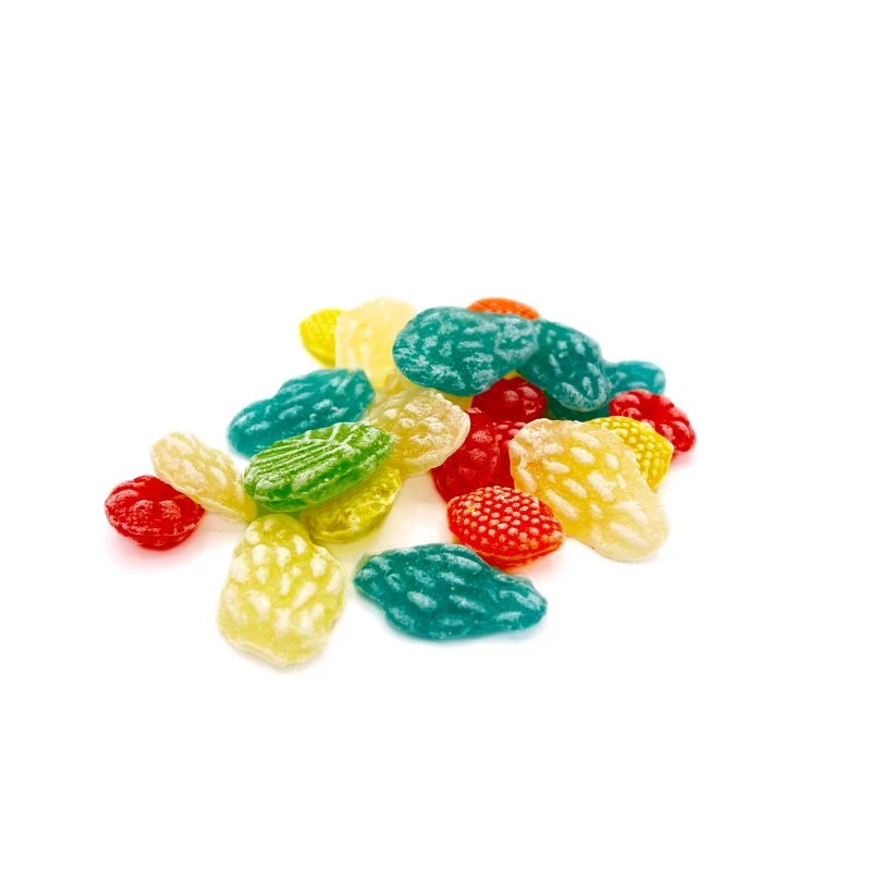 Ein bunter Mix saurer Traditionsbonbons liegt locker verteilt auf weißem Hintergrund. Die Bonbons sind in leuchtenden Farben wie Türkis, Gelb, Grün, Rot und Orange gehalten. Ihre detailreichen Formen erinnern an Blätter und Beeren, inspiriert von traditionellen Bonbonformen Berliner Handwerkskunst.