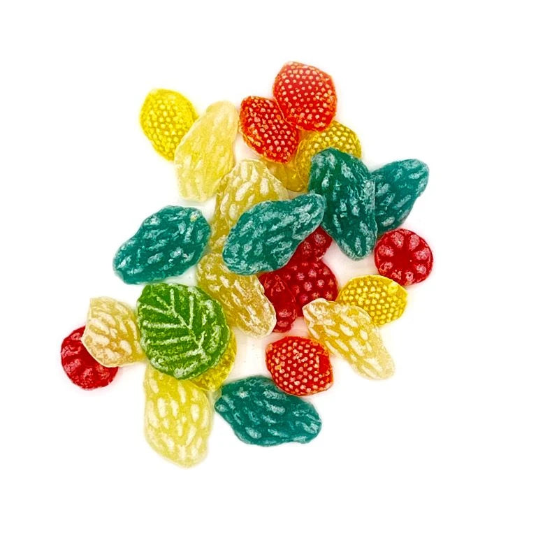 Draufsicht auf eine fruchtig-bunte Mischung von sauren Berliner Traditionsbonbons. Die Bonbons zeigen detailgetreue Blatt- und Beerenformen und spiegeln die Vielfalt handwerklich gefertigter Süßwaren wider – eine Hommage an die Bonbonkunst aus der Hauptstadt.