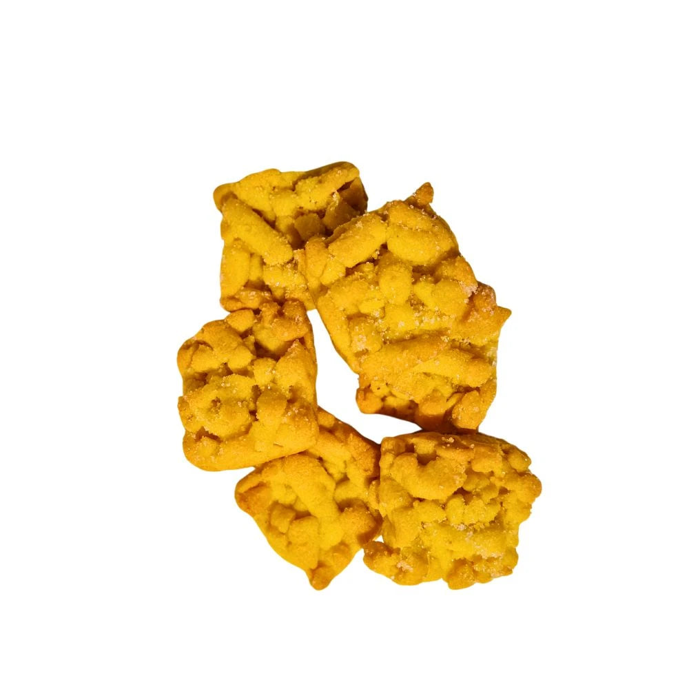 Fünf goldgelbe Butterstreusel-Plätzchen mit knuspriger Oberfläche, locker auf weißem Hintergrund arrangiert.