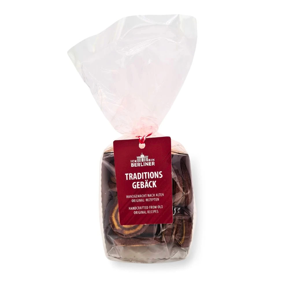 Transparent verpacktes Traditionsgebäck ‚Frisbees‘ mit rotem Etikett von ICK BIN BERLINER, das handgemachte Doppelkekse nach Originalrezepten zeigt – ein Klassiker aus der Berliner Keksmanufaktur.