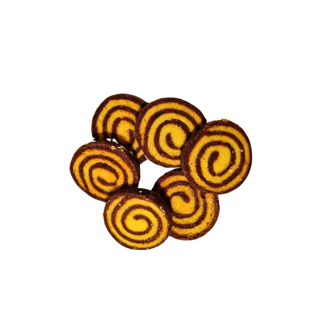 Frisch gebackene Frisbee-Kekse von ICK BIN BERLINER, spiralförmig gemustert mit Schoko- und Butterteig – detailreich ausgelegt und bereit zum Genießen.