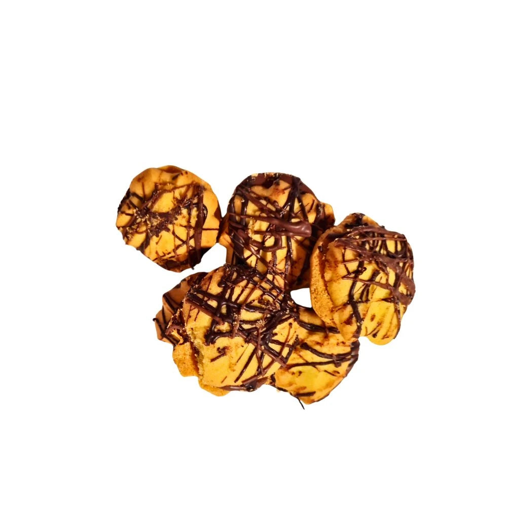 Fünf Nougatmuscheln mit sandfarbenem Mürbeteig und zartem Schokoladenüberzug in Muschelform, einzeln ausgelegt auf weißem Hintergrund.