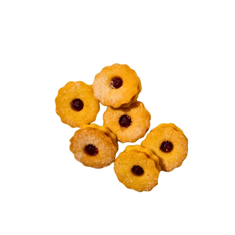 Sechs runde Spitzbuben-Kekse mit gezacktem Rand und roter Marmeladenfüllung in der Mitte, bestreut mit feinem Zucker, von oben fotografiert auf weißem Hintergrund.