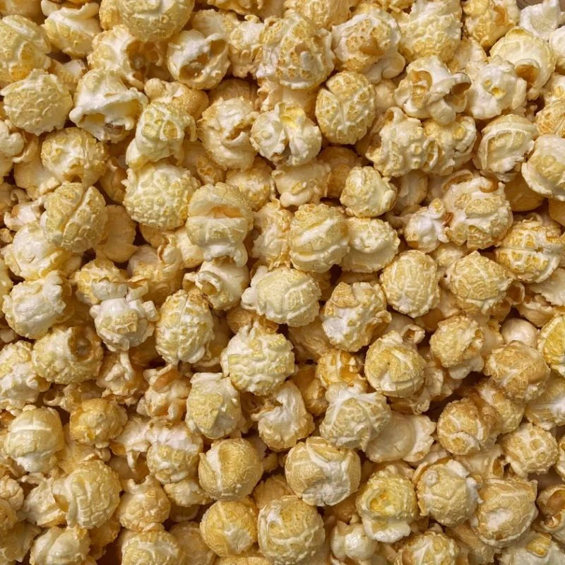 Detailansicht von ofengebackenem Knalle Popcorn in der Sorte Salz & Butter – goldgelb, luftig und fein gesalzen. Berliner Handwerkssnack mit klassischem Geschmack.