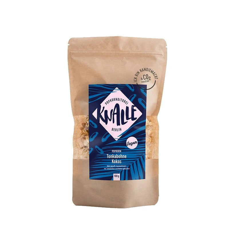 Knalle Popkorn Tonkabohne Kokos, 100 g – veganes Popcorn im braunen Beutel mit dunkelblauem Etikett. Berliner Popkornditorei, handgefertigt und CO₂-neutral.