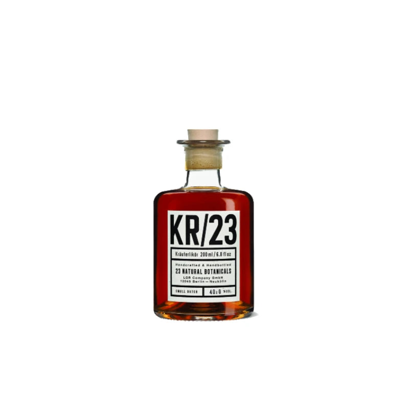 KR/23 Berliner Kräuterlikör in kleiner brauner Apothekerflasche mit markantem Etikett, 0,2 l, 40 % Vol., handgefertigt in Berlin-Neukölln, vor weißem Hintergrund.