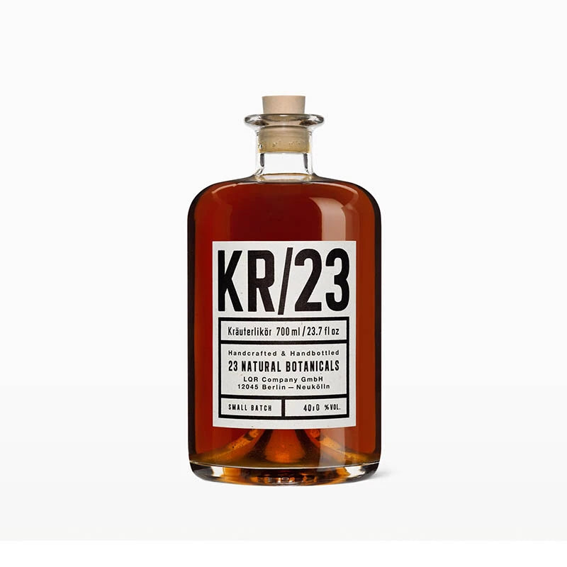 KR/23 Berliner Kräuterlikör in brauner Apothekerflasche mit weißem Label, 0,7 l, 40 % Vol., hergestellt in Berlin-Neukölln, einzeln vor hellem Hintergrund.