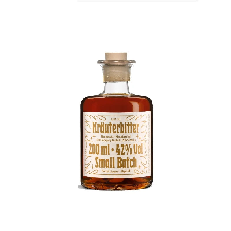 LQR Kräuterbitter in kleiner 0,2-l-Apothekerflasche mit gold-weißem Etikett, handgemacht in Berlin-Neukölln, 42 % Vol., vor weißem Hintergrund.