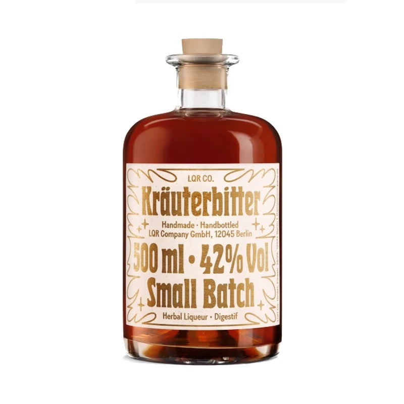 LQR Kräuterbitter in stilvoller 0,5-l-Apothekerflasche mit auffälligem gold-weißem Etikett, 42 % Vol., handgefertigt in Berlin, vor weißem Hintergrund.