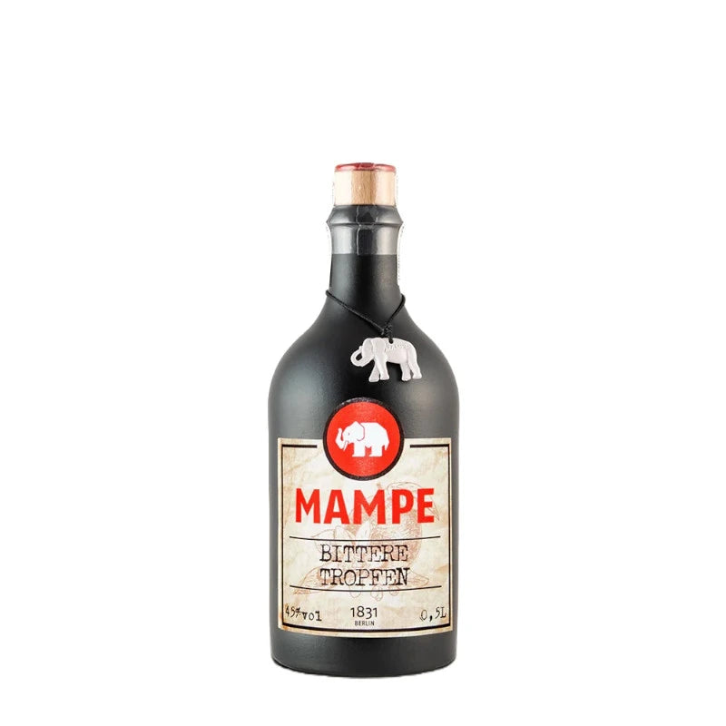 Schwarze Steingutflasche Mampe Bittere Tropfen mit rotem Elefantenlogo, cremefarbenem Etikett im Vintage-Stil und Naturkorken mit rotem Siegel. Weißer Elefantenanhänger am Flaschenhals.