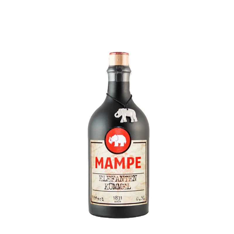 Schwarze Steingutflasche Mampe Elefanten Kümmel mit rotem Wachssiegel und Naturkorken. Markantes Etikett mit rotem Elefantenlogo und beige-brauner Vintage-Optik. Weißer Elefantenanhänger am Flaschenhals.