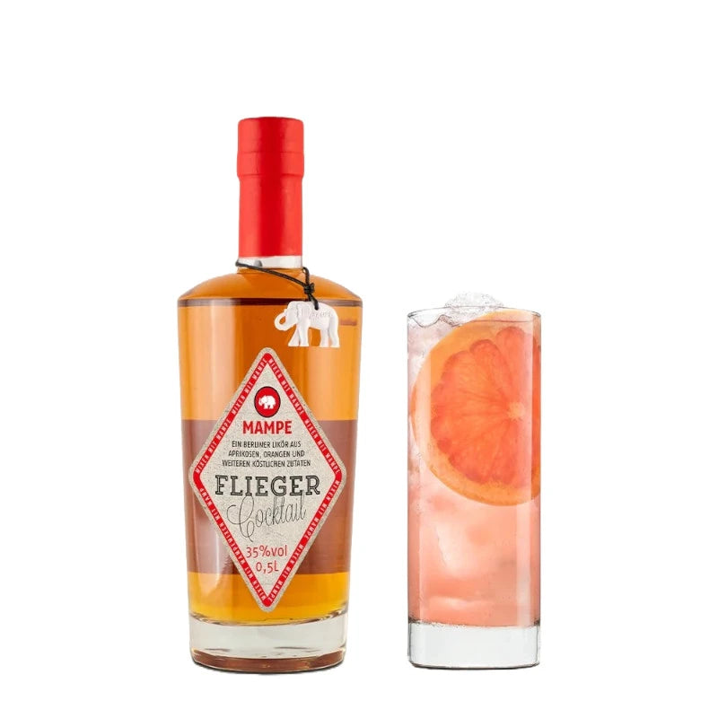 Mampe Flieger Cocktail Flasche neben einem Longdrinkglas mit Eiswürfeln und einer Scheibe Grapefruit. Der Drink hat eine zartrosa Farbe, die den fruchtigen Charakter des Likörs unterstreicht.