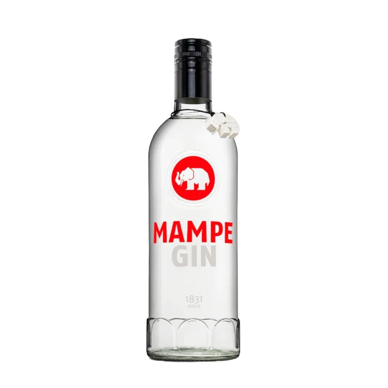 Klare Flasche Mampe Gin mit schwarzem Schraubverschluss, rotem Elefantenlogo und auffälliger roter Schrift. Der transparente Inhalt hebt sich schlicht und edel vom weißen Hintergrund ab. Weißer Elefantenanhänger als Markenzeichen.
