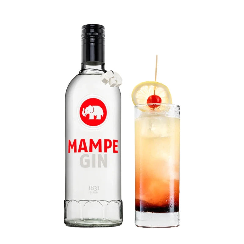 Mampe Gin Flasche neben einem Longdrinkglas mit Eis, Zitrone und Cocktailkirsche. Der Drink ist geschichtet mit dunklem Boden und heller Oberfläche, garniert mit einem Holzspieß – elegant und frisch.