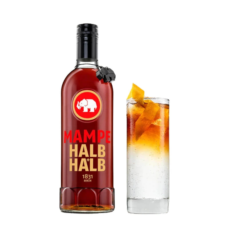 Mampe Halb & Halb Flasche neben einem Longdrinkglas mit Eis und Orangenzeste. Im Glas ein geschichteter Cocktail mit dunklem Likör oben und klarer Flüssigkeit unten – visuell auffällig und sommerlich.