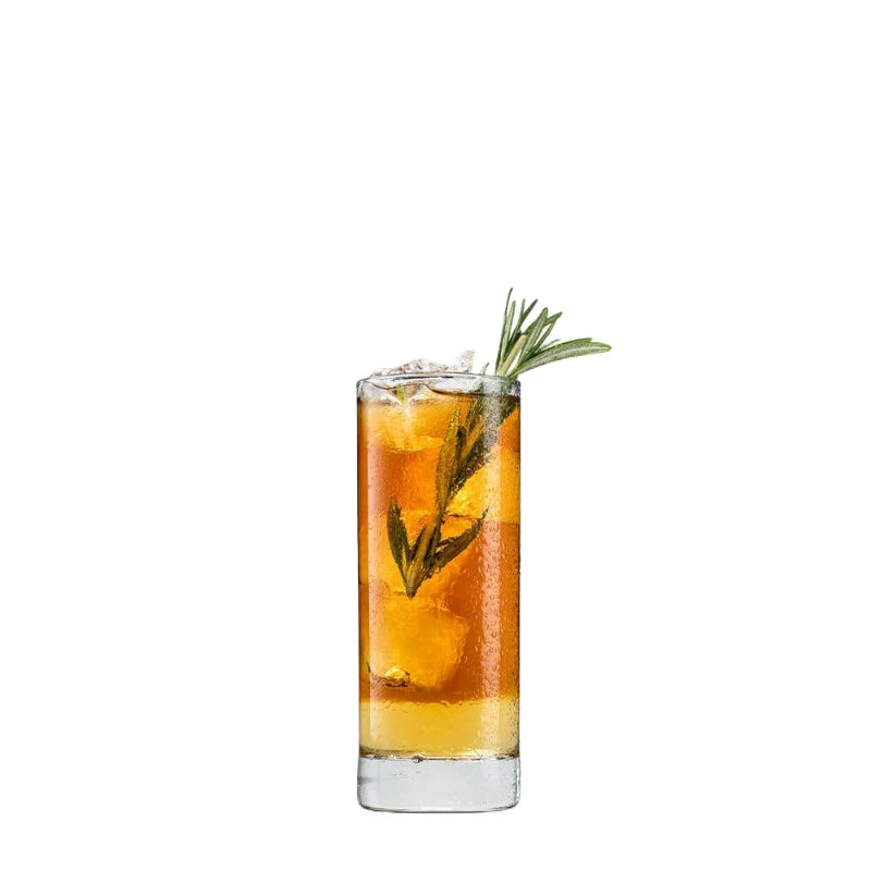 Longdrinkglas mit einem Mampe Halb & Halb Cocktail auf Eis, garniert mit einem Rosmarinzweig. Der Drink zeigt warme Bernstein- und Karamelltöne und wirkt aromatisch und kräuterbetont.