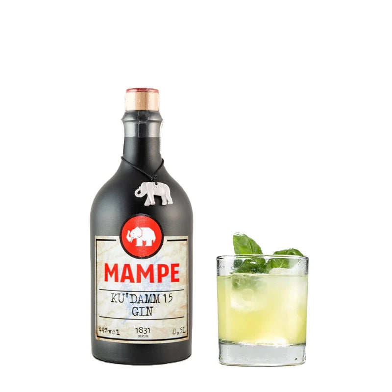 Mampe Ku'damm 15 Gin mit Cocktail auf Eis und Basilikum – Berliner Craft-Gin mit urbaner Eleganz, serviert für moderne Barkonzepte.