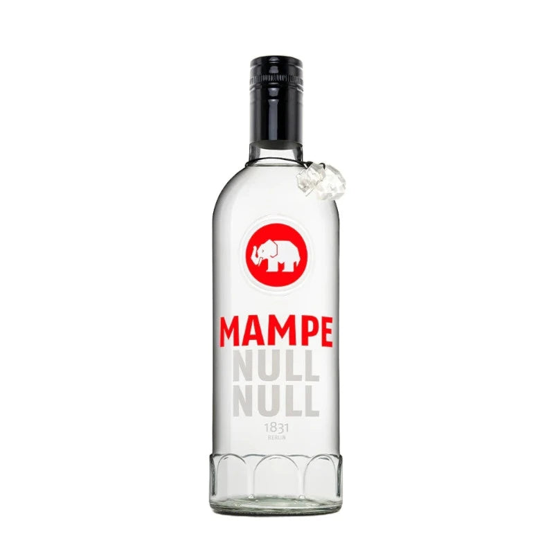 Klare Flasche Mampe Null Null mit schwarzem Schraubverschluss und weißem Elefantenanhänger. Rotes Logo mit Elefant und auffälliger Schriftzug „NULL NULL“ als Hinweis auf die alkoholfreie Rezeptur.