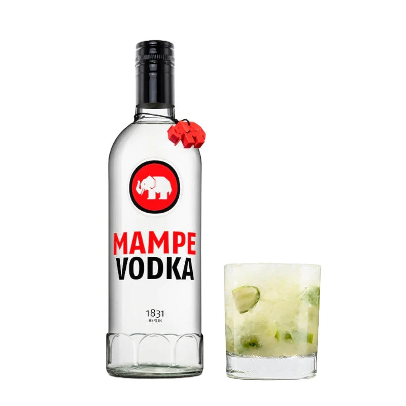 Mampe Vodka Flasche neben einem Tumbler-Glas mit crushed ice, Limetten- oder Gurkenstücken. Der Drink wirkt frisch und sommerlich, ideal für erfrischende Cocktails.