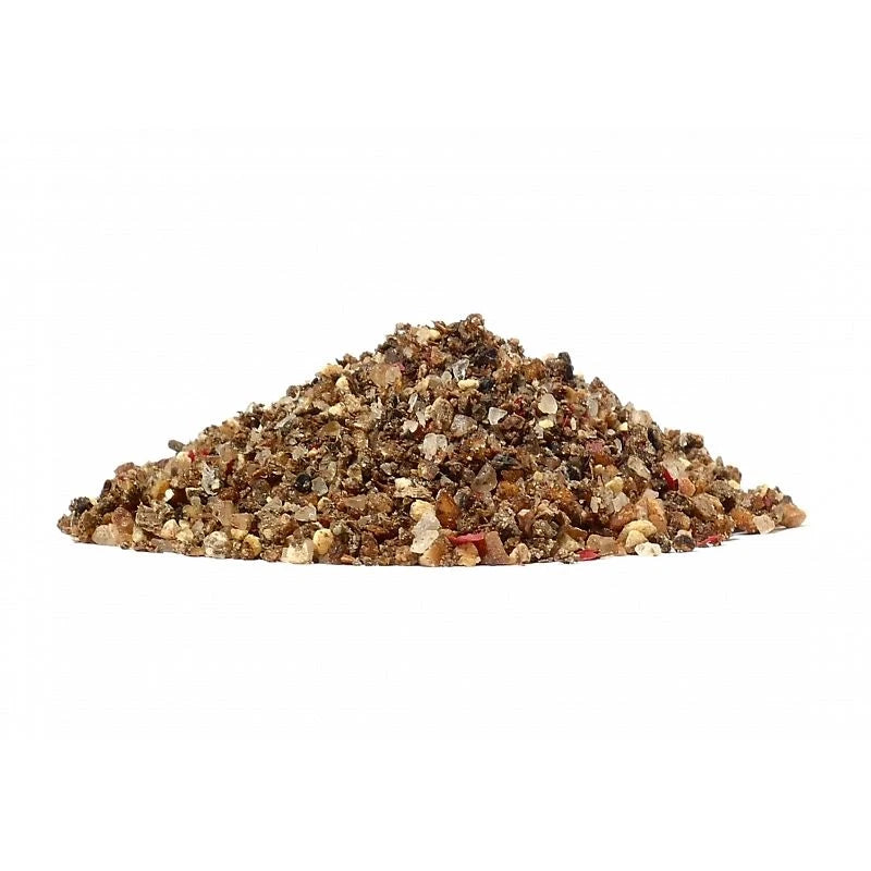 Knoblauch-Gewürzsalz „Graf Koks“ von Spicebar als grobe Bio-Mischung mit groben Kristallen und Pfefferstücken auf weißem Untergrund