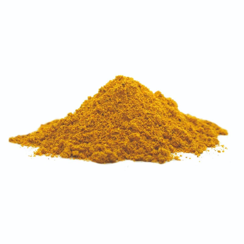 Häufchen leuchtend gelbes Currypulver vor weißem Hintergrund, lose und fein gemahlen – typisch für eine Berliner Curry-Gewürzmischung.