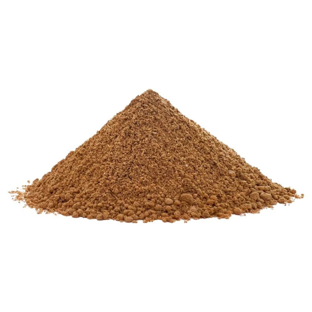 Fein gemahlenes braunes Chocoloco-Gewürzpulver in einem kleinen Häufchen auf weißem Hintergrund.