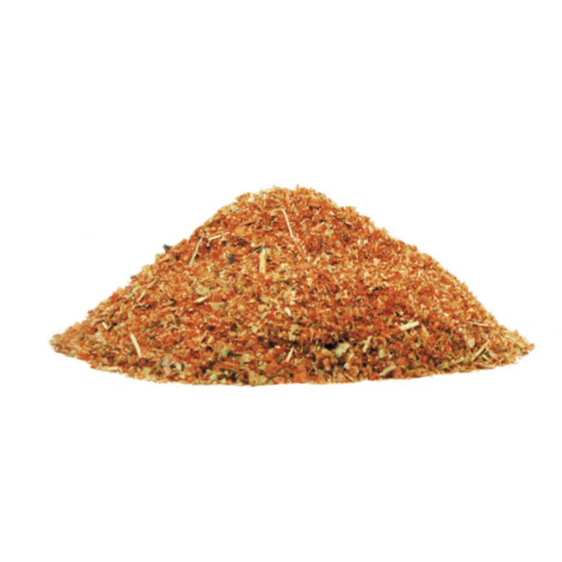 Grobkörnige, rotbraune Hackfleisch-Gewürzmischung lose auf weißem Hintergrund, mit sichtbaren Kräuterstückchen.