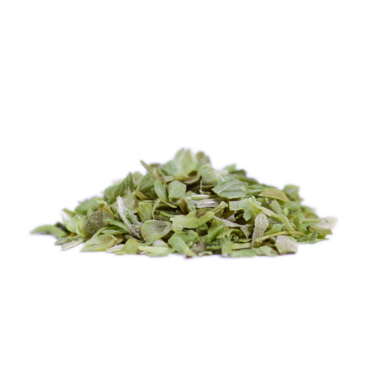 Grüner, gerebelter Bio-Oregano von Spicebar lose auf weißem Hintergrund – ideal für Pizza, Pasta und mediterrane Gerichte.
