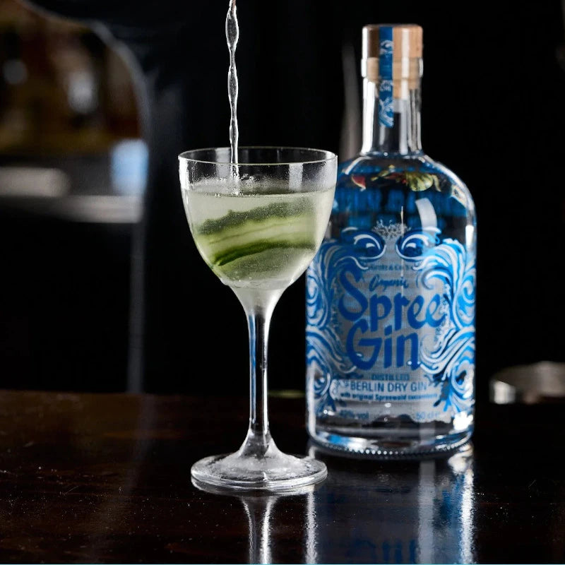 Spree Gin Berlin Dry Gin mit elegantem Cocktail im Glas – verfeinert mit Gurkennote, perfekt für gehobene Bars und anspruchsvolle Gin-Liebhaber.