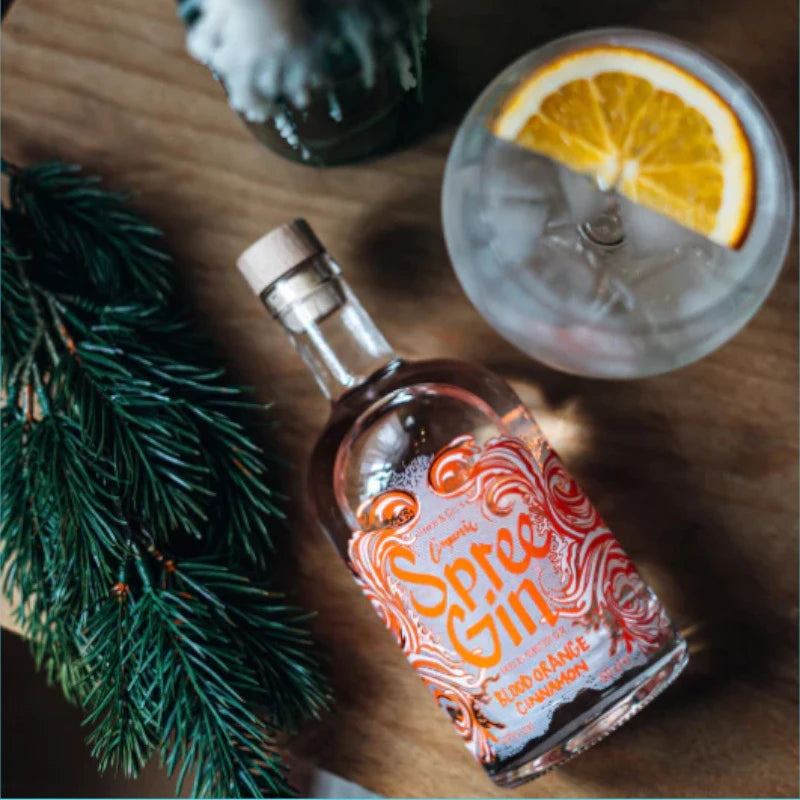 Spree Gin Blood Orange Cinnamon mit weihnachtlicher Tannendeko und Cocktail – ein Berliner Manufakturprodukt für stimmungsvolle Drinks in Hotellerie und Gastronomie.
