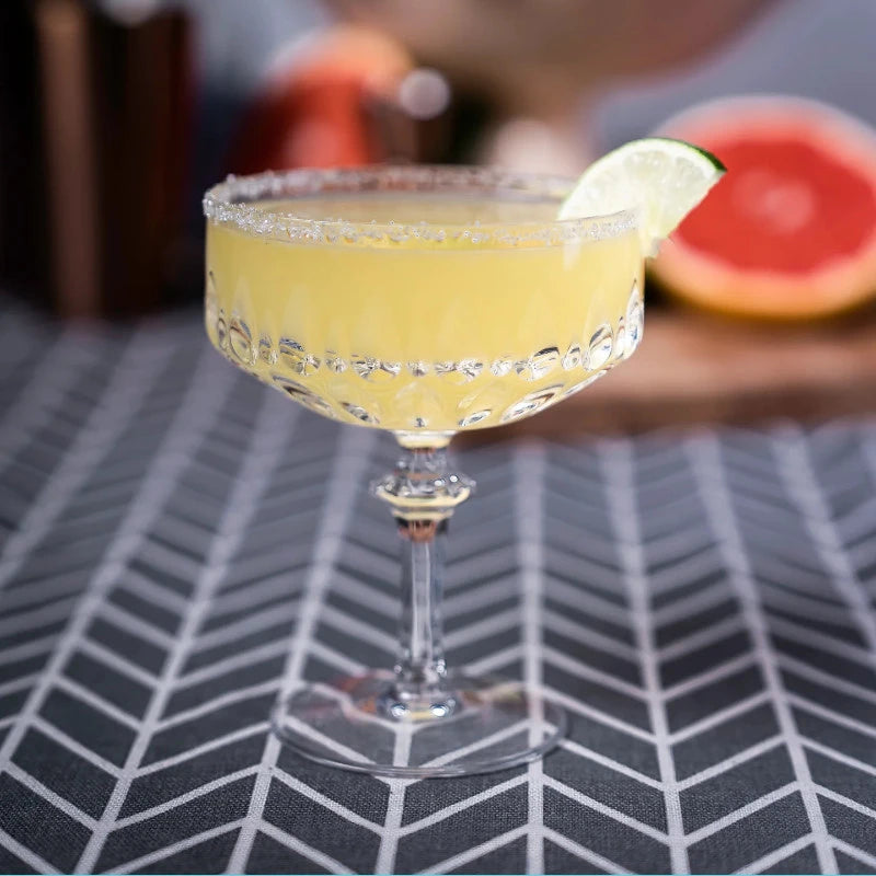 Erfrischender Winter-Cocktail mit Spree Gin Blood Orange Cinnamon – dekoriert mit Limette und Zuckerrand, perfekt für stilvolle Signature-Drinks.