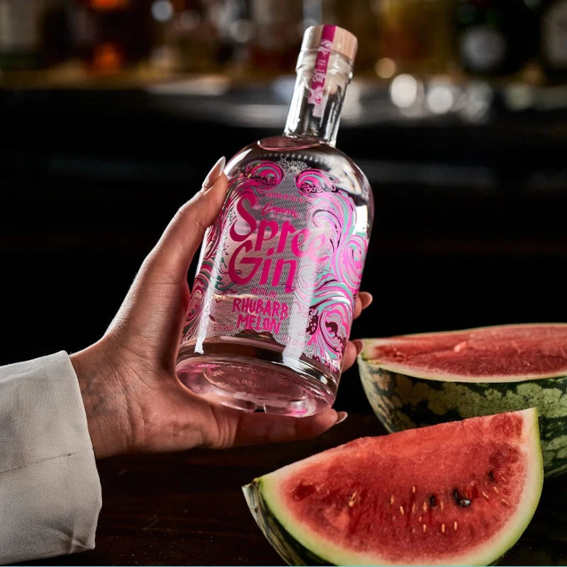 Spree Gin Rhubarb Melon beim Einschenken in ein elegantes Cocktailglas – frische Farbe, kräftiges Aroma, perfekt für Signature Drinks mit Berliner Charakter.