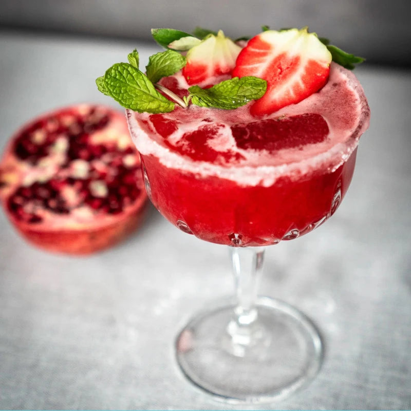 Fertiger Sommer-Cocktail mit Erdbeere, Minze und Granatapfel – gemixt mit Spree Gin Rhubarb Melon, einer fruchtigen Manufakturspirituose aus Berlin.