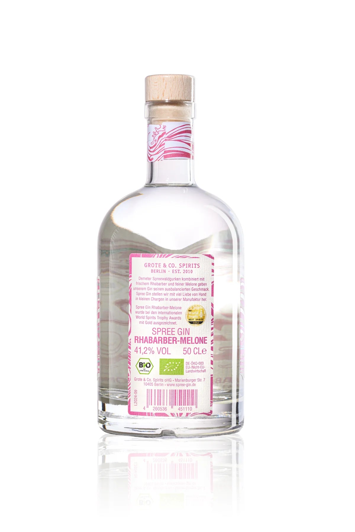 Rückseite der Flasche Spree Gin Rhubarb Melon mit Bio-Siegeln und Manufakturinfo – handgefertigt in Berlin, ausgezeichnet bei den World Spirits Awards.