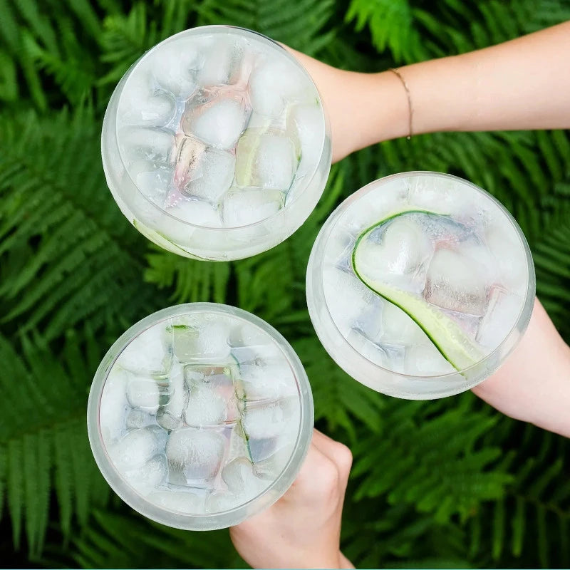 Lifestyle-Aufnahme mit Spree Gin Zero alkoholfrei – in urbaner Kulisse stilvoll in Szene gesetzt, perfekt für moderne Hotels, Events und alkoholfreie Signature Drinks.