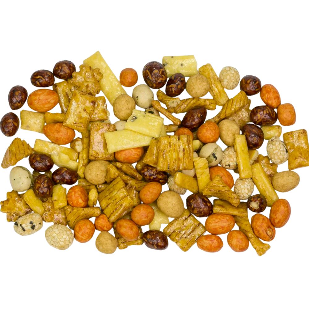 Bunter Asia-Snackmix mit knusprigen Maiscrackern, beschichteten Erdnüssen und Sesamkugeln – goldgelb bis orangefarben, auf weißem Hintergrund arrangiert.