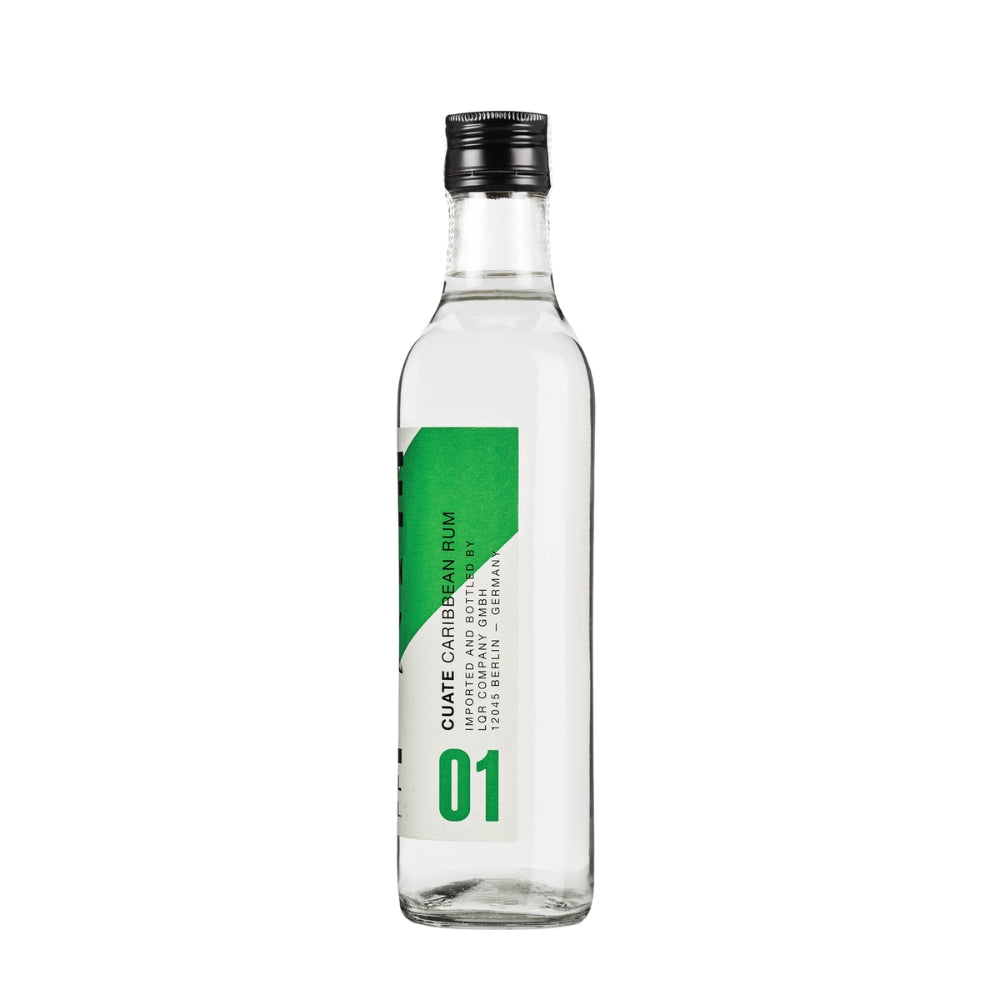 „CUATE Rum 01 Seitenansicht der 700-ml-Flasche mit grün-weißem Etikett und Seriennummer“