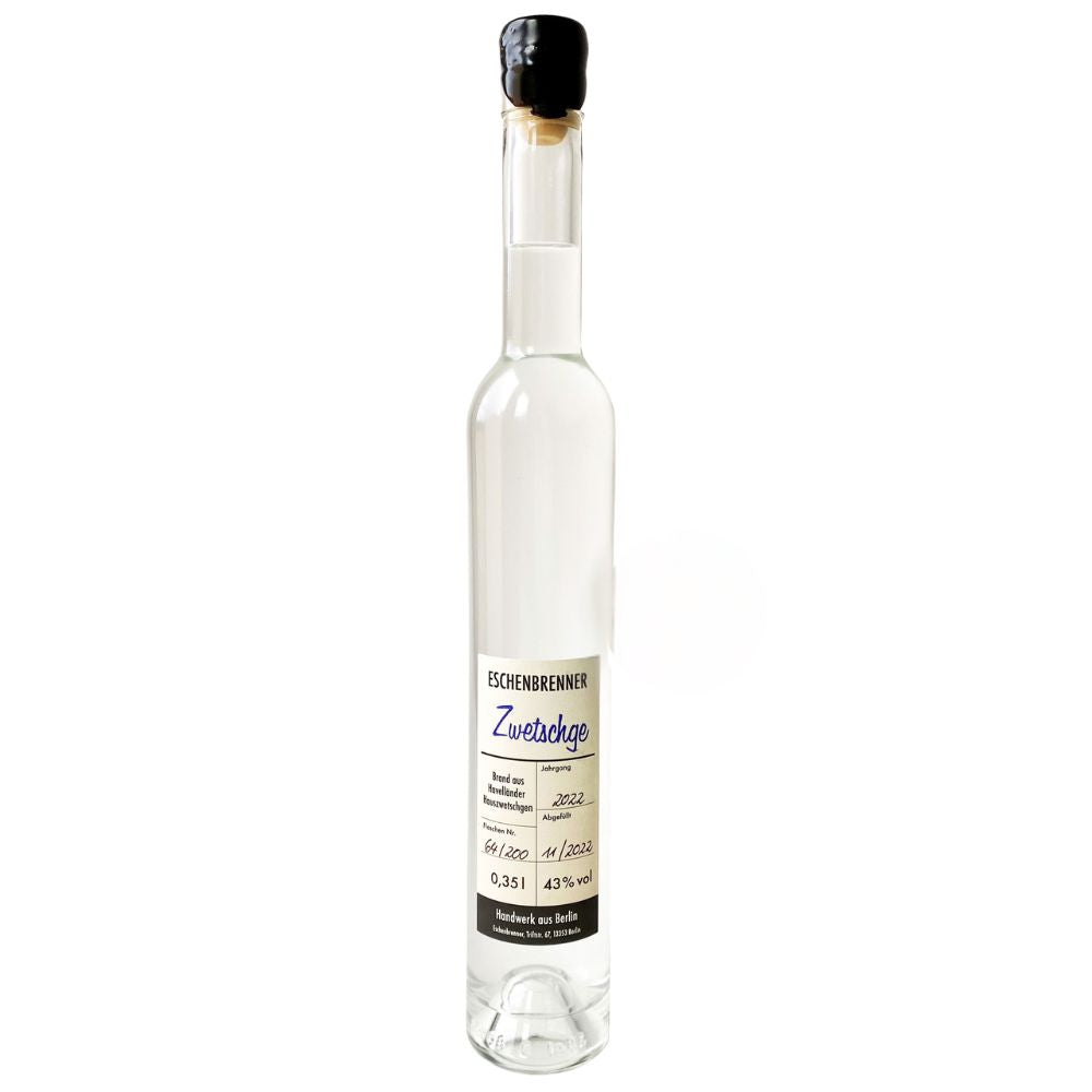 Flasche des Eschenbrenner Zwetschgenbrands mit 0,35 l Inhalt und 43 % Vol., traditionell verschlossen mit schwarzem Wachs, präsentiert auf weißem Hintergrund.