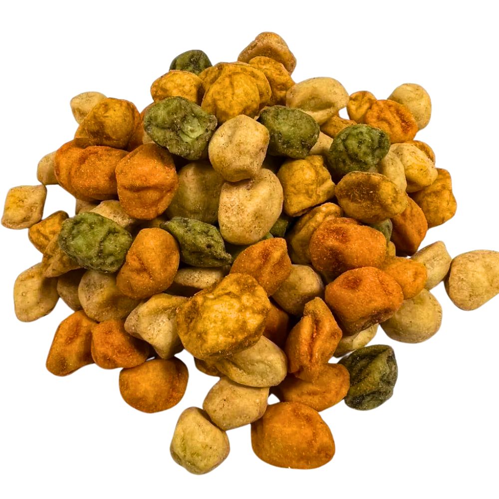 Knuspriger Erdnuss-Mix mit vier Sorten im Teigmantel, appetitlich angerichtet in einer weißen Schale – ideal als Konferenzsnack, Hotelpräsent oder kulinarisches Give-away mit Berliner Handschrift.
