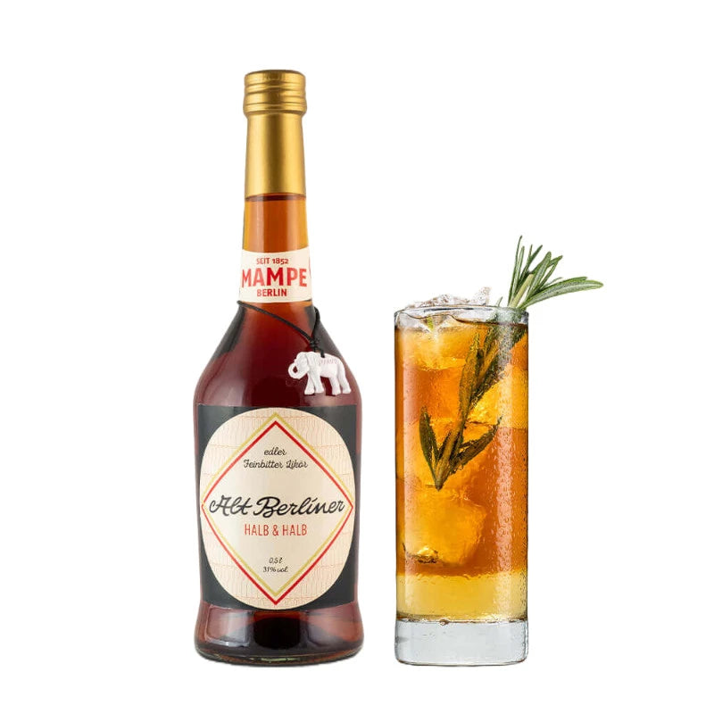 Mampe Halb & Halb Alt-Berlin 0,5 l neben einem Bitterlikör-Cocktail mit Eis und Rosmarin, Retro-Edition des Berliner Kräuter-Amaros mit 31 % vol.