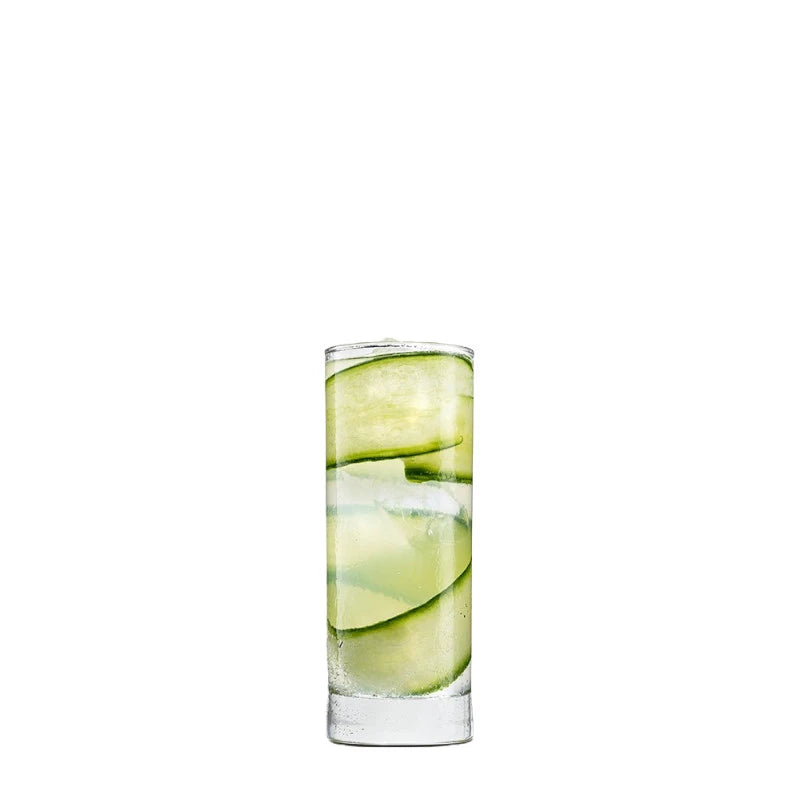 Longdrinkglas mit Mampe Vodka Cocktail auf Eis, dekoriert mit mehreren langen Gurkenscheiben. Der Drink wirkt leicht, klar und modern – perfekt für puristische Genießer.