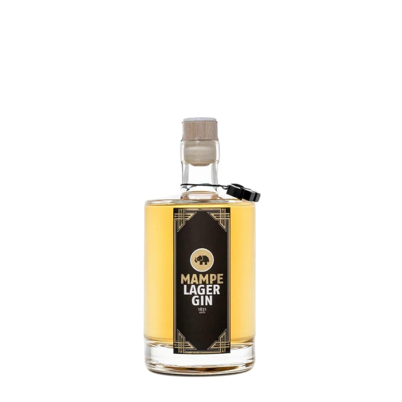 Klare Flasche Mampe Lager Gin Galileo mit schwarzem Etikett und goldenem Inhalt, verschlossen mit Naturkorken und Wachssiegel.