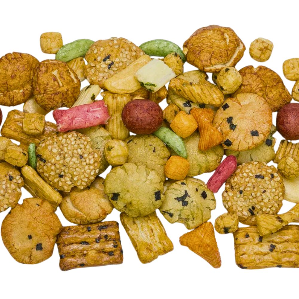 Bunter Reiscracker-Mix aus Thailand mit unterschiedlichen Formen, Farben und Texturen – sichtbar sind Cracker mit Algen, Sesam, Gewürzen und Sojabohnen auf weißem Hintergrund.