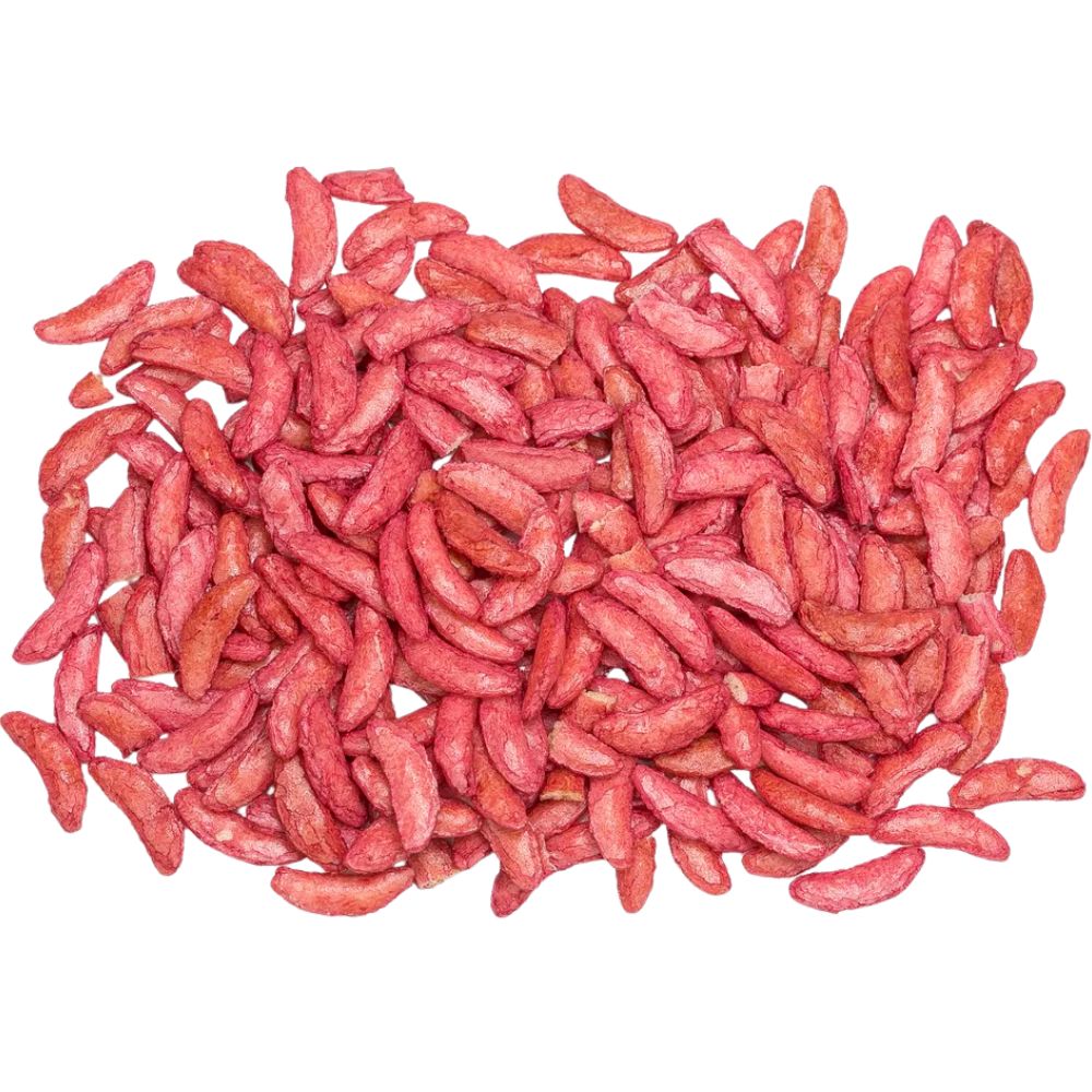 Rote, gebogene Reiscracker-Sticks auf weißem Hintergrund – intensiv gefärbt durch Fruchtpulver mit Hibiskus, leicht glänzend und knusprig in der Textur.