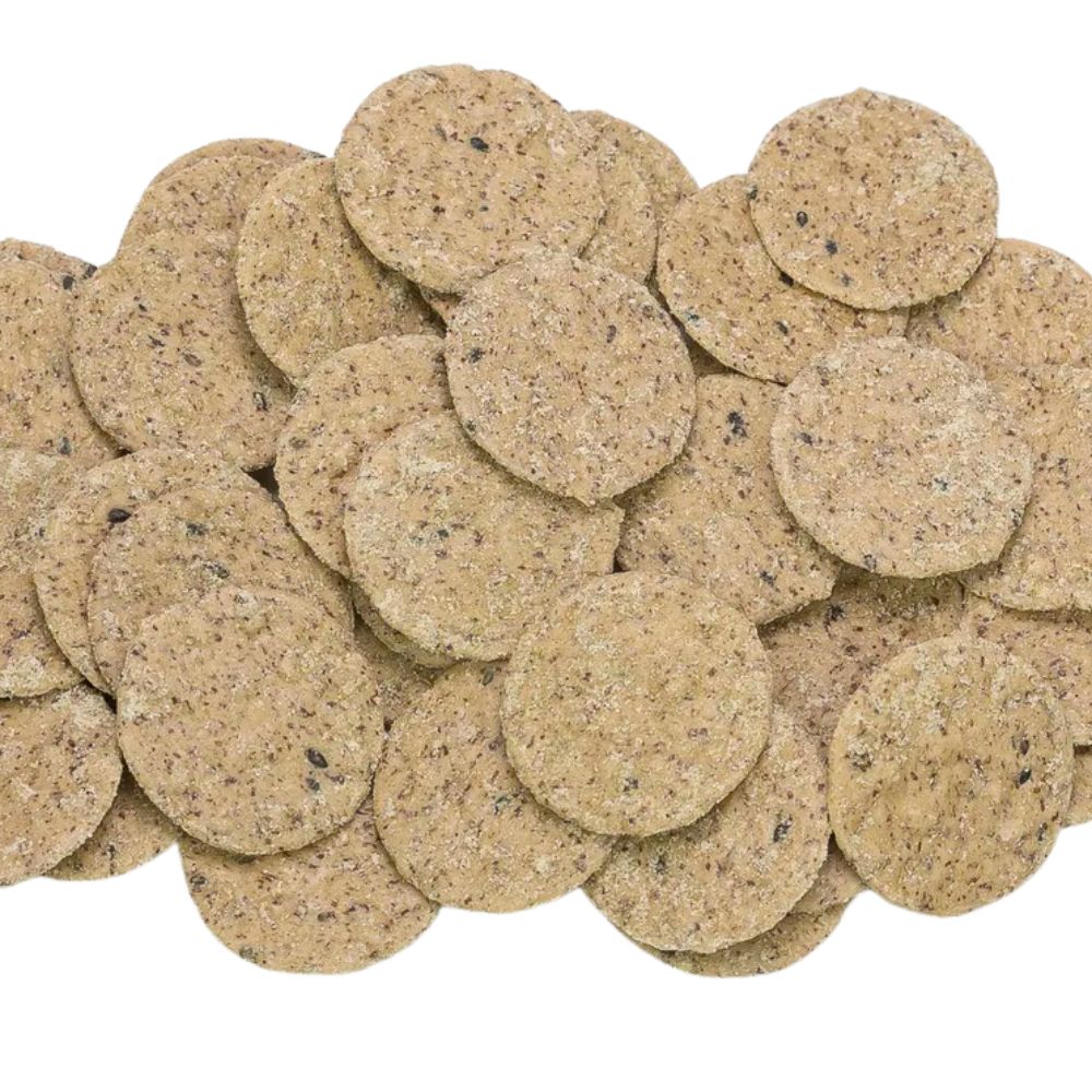 Runde, goldbraune Reiscracker mit sichtbaren schwarzen Pfeffer- und Sesamstückchen, locker verteilt auf weißem Hintergrund.